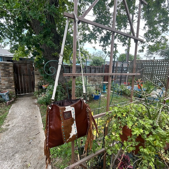 Fringe cowhide crossbody - Picture 6 of 7